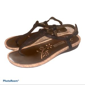 KENNETH COLE REACTION T-Strap Sandals